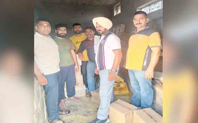 पशुशाला से अवैध शराब का जखीरा बरामद, आरोपी के खिलाफ मामला दर्ज