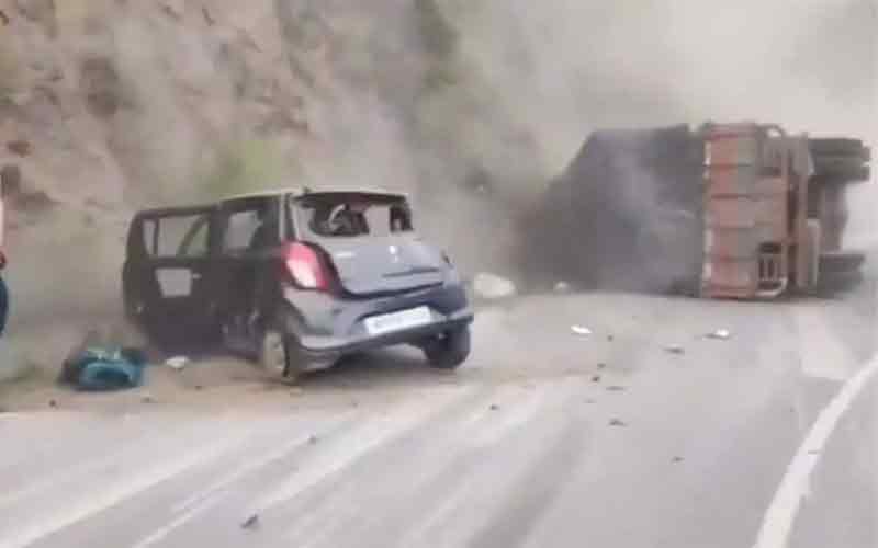 ब्रेक फेल होने की वजह से 4 गाड़ियों पर पलटा सेब से लदा ट्रक, 2 की मौत