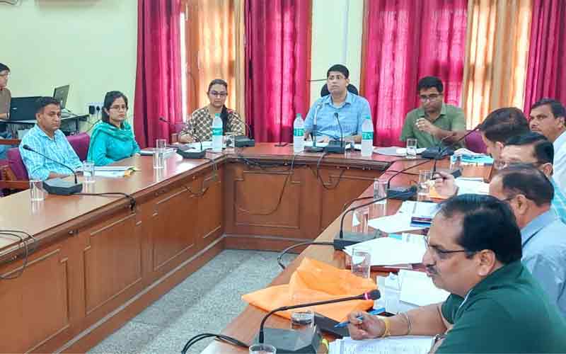 विकास कार्यों में तीव्रता लाएं तथा निर्धारित अवधि में पूरा करें अधिकारी- राघव शर्मा