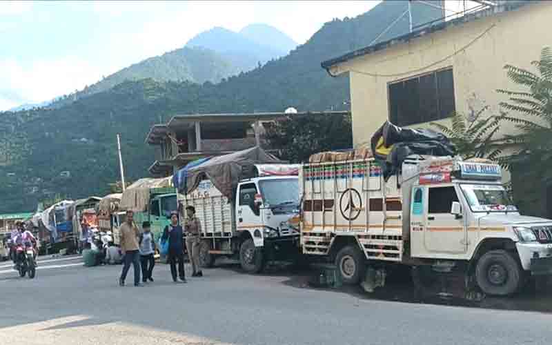 तीसरे दिन भी आवाजाही बंद, बजौरा से झीड़ी तक लगी वाहनों की लंबी कतारें
