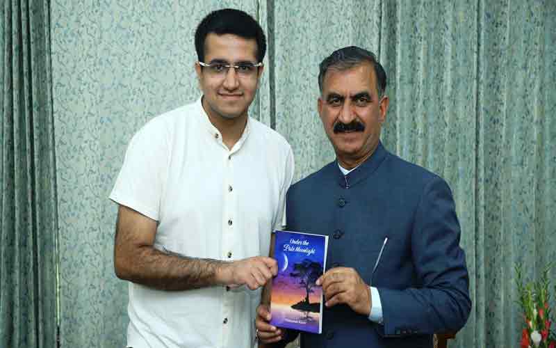 मुख्यमंत्री ने कविता संग्रह ‘अंडर द पेल मूनलाइट’ का किया विमोचन