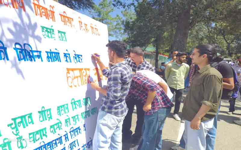 अखिल भारतीय विद्यार्थी परिषद ने हिमाचल प्रदेश विश्वविद्यालय में चलाया हस्ताक्षर अभियान