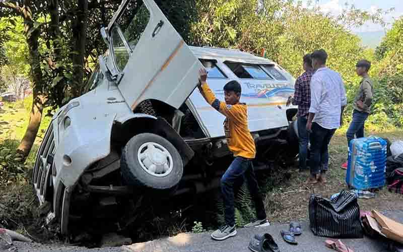 अनियंत्रित होकर पलटा श्रद्धालुओं से भरा टेंपो ट्रैवलर, एक महिला गंभीर रूप से घायल