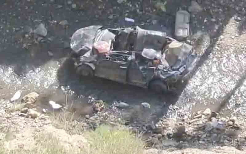 सड़क से लुढ़क कर खाई में गिरी कार, चालक की मौत