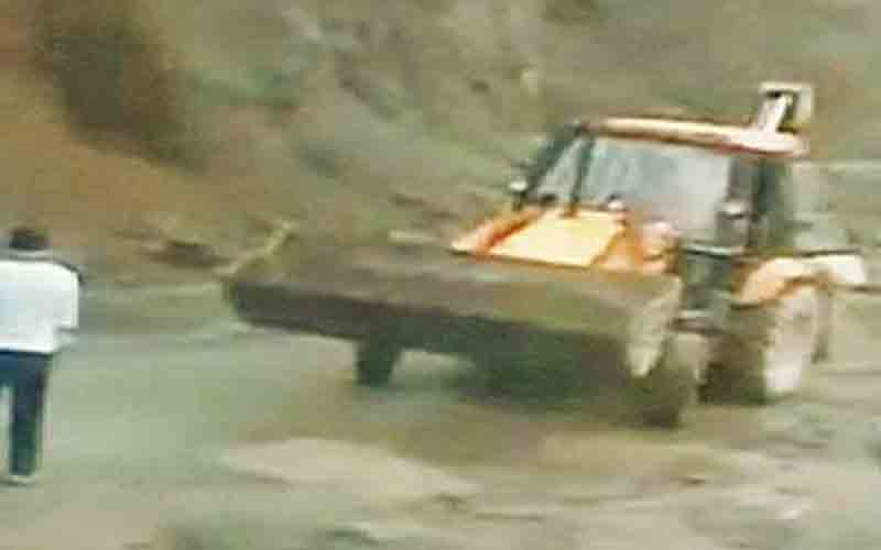 वन विभाग ने अवैध खनन करते पकड़े ट्रैक्टर और जेसीबी, वसूला जुर्माना