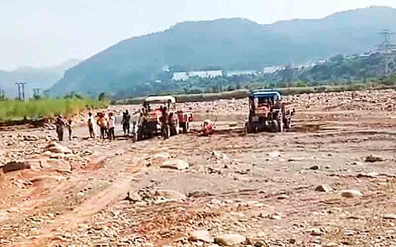 बाल्द नदी में हो रहे अवैध खनन के खिलाफ ग्रामीणों ने खोला मोर्चा