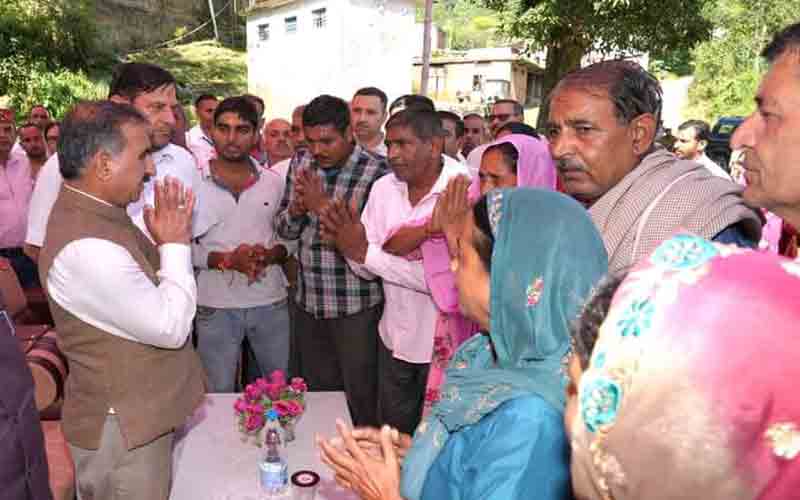 आखिरकार सुक्खू सरकार ने निभाया वायदा, घर-जमीन गंवा चुके प्रभावितों को दी जमीन