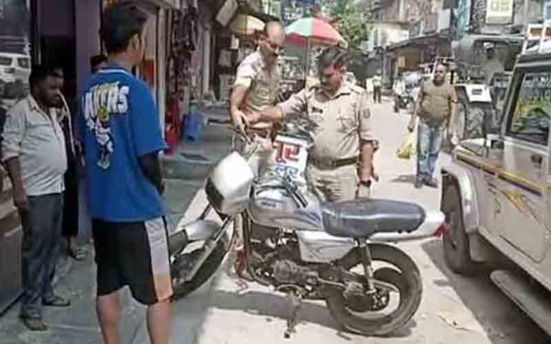 शहर के बीच उधम मचाने पर दो युवकों को बाइक सहित किया गिरफ्तार