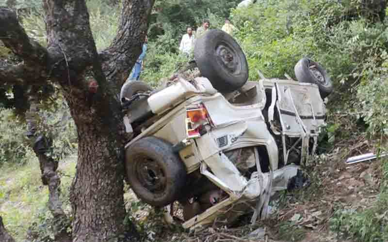 हादसे का शिकार हुई बोलेरो कैंपर, 2 महिलाओं व 1 बच्चे की मौत, कई जख्मी