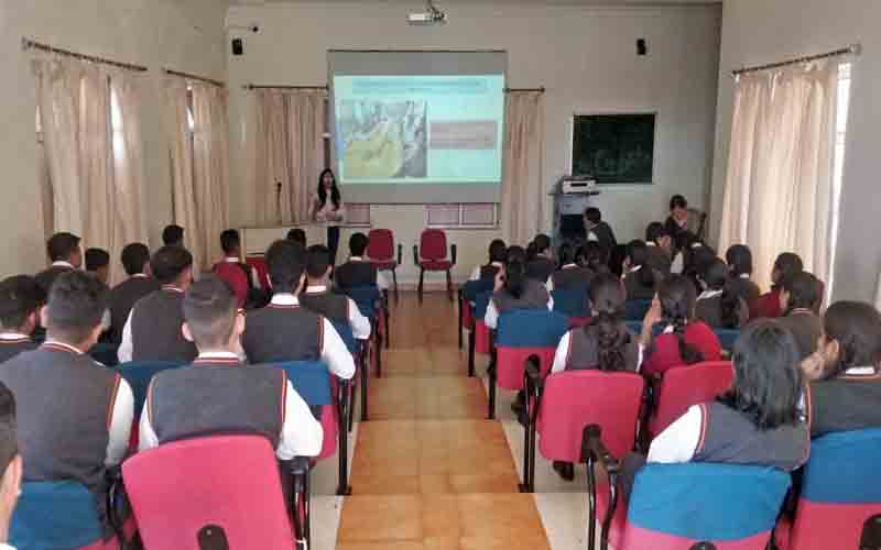 तंबाकू के दुष्प्रभावों के प्रति जागरूक करने के लिए डलहौजी पब्लिक स्कूल में आयोजित कार्यशाला