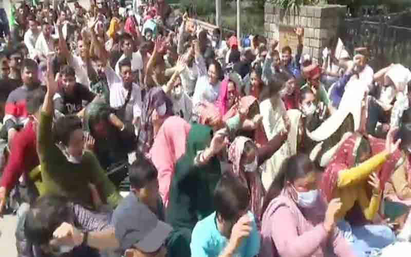 कोरोना वॉरियर पहुंचे विधानसभा, प्रदेश सरकार से नौकरी बचाने की करी मांग