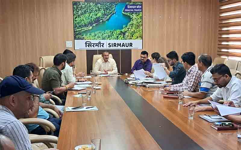साडा की बैठक में अनाधिकृत निर्माण के बिजली व पानी कनेक्शन काटने पर हुई चर्चा