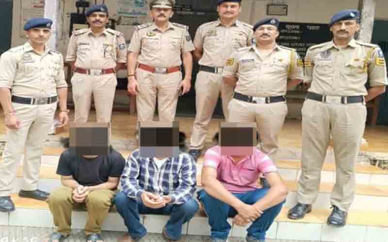 तीन युवकों को किया गिरफ्तार, नकली पुलिस बनकर ठगे थे एक लाख