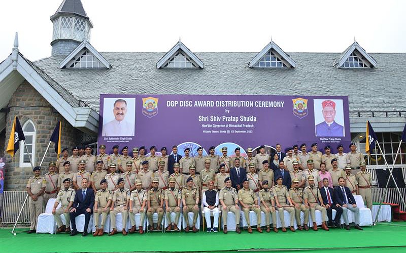 राज्यपाल शिव प्रताप शुक्ल ने 334 पुलिस कर्मियों को डीजीपी डिस्क अवार्ड किए प्रदान