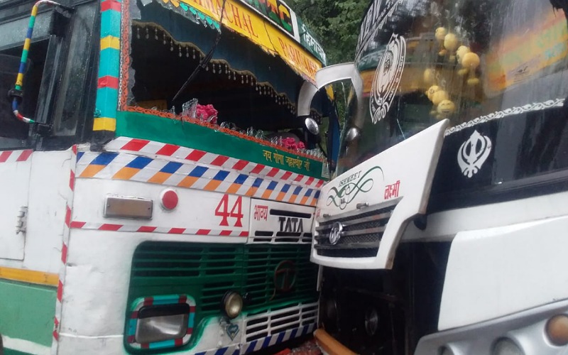 नाहन-शिमला रोड पर टकराई दो बसें, 2 घंटे लगा लंबा जाम