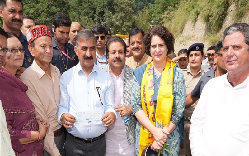 मुख्यमंत्री और प्रियंका गांधी ने कुल्लू में आपदाग्रस्त क्षेत्रों का किया दौरा