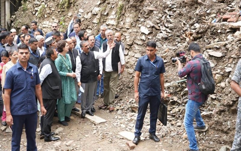मुख्यमंत्री और प्रियंका गांधी ने शिमला में आपदा प्रभावित क्षेत्रों का लिया जायज़ा