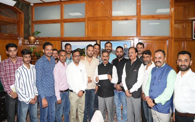 सिरमौर जिला युवा कांग्रेस  ने आपदा राहत कोष में दिए एक लाख रुपए