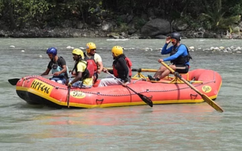 दो माह बाद ब्यास नदी की जलधाराओं में रिवर राफ्टिंग करने का लुत्फ उठा रहे पर्यटक