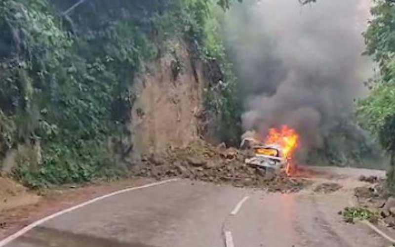 चलती कार पर पहाड़ी से अचानक गिरा मलबा, फिर भड़की आग