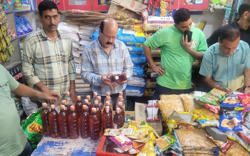 राज्य कर एवं आबकारी विभाग बद्दी ने पकड़ी अवैध शराब