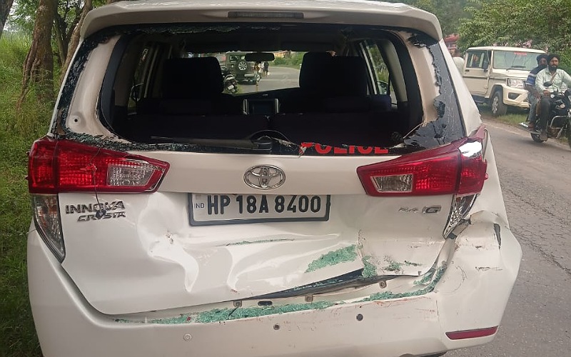 पांवटा-कालाअंब एनएच-07 पर ट्रक ने एसपी सिरमौर की गाड़ी को मारी टक्कर, आरोपी गिरफ्तार