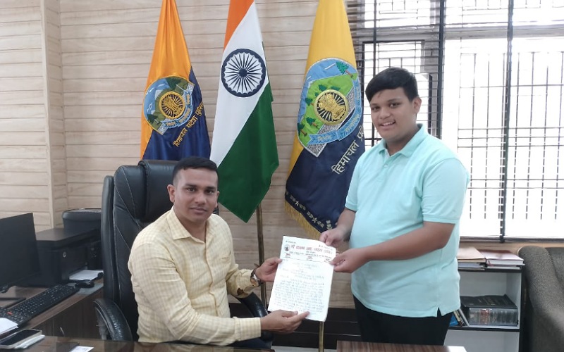 स्कूल के छात्र आदित्य शर्मा ने हरिपुर मोहल्ला में नाजायज पार्किंग पर एसपी से करी शिकायत