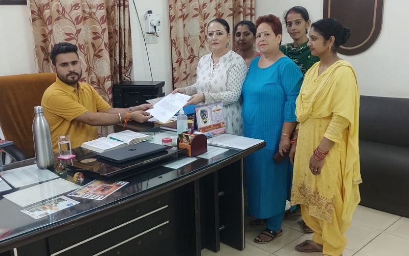 सोशल वेलफेयर सोसायटी फॉर वूमेंस जिला सिरमौर समिति ने एमसी नाहन को सौंपा ज्ञापन