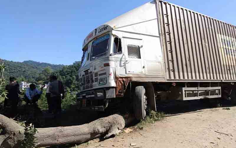 अनियंत्रित होकर आम के पेड़ से टकराया कंटेनर, चपेट में आई एक कार