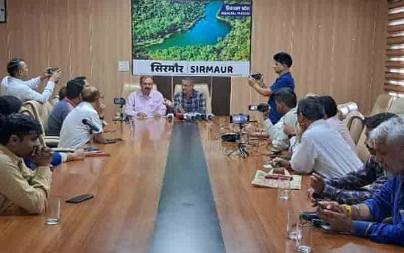 जिला में 97 प्रतिशत पात्र लोगों के बन गए हैं आयुष्मान स्वास्थ्य कार्ड- सुमित खिमटा