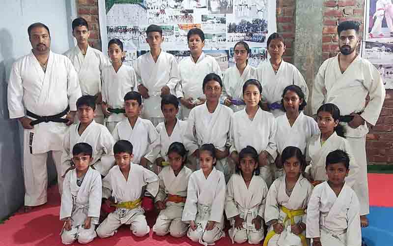 20 कराटे खिलाड़ियों ने ग्रेडिंग में बहाया पसीना