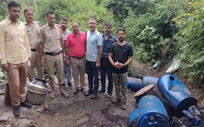 शराब माफिया के खिलाफ आबकारी विभाग की कार्यवाही, बिलासपुर में 1200 लीटर कच्ची लाहन बरामद