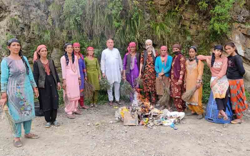 स्वच्छ भारत अभियान के तहत महिला मंडल संगना की महिलाओं ने छेड़ा सफाई अभियान