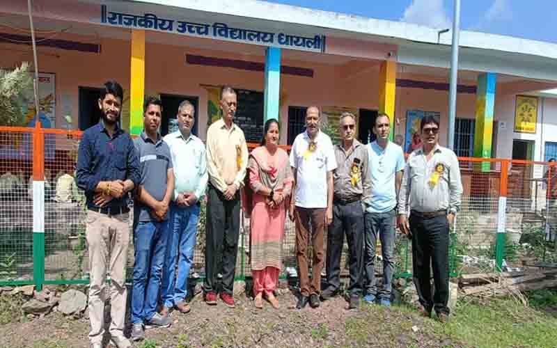 रोटरी साक्षरता मिशन में धायली स्कूल को मिले 11 स्कूल बेंच