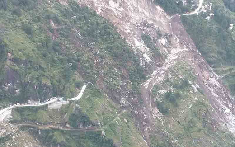 निगुलसरी के पास भारी भूस्खलन होने से नेशनल हाईवे-5 वाहनों की आवाजाही के लिए हुआ बंद