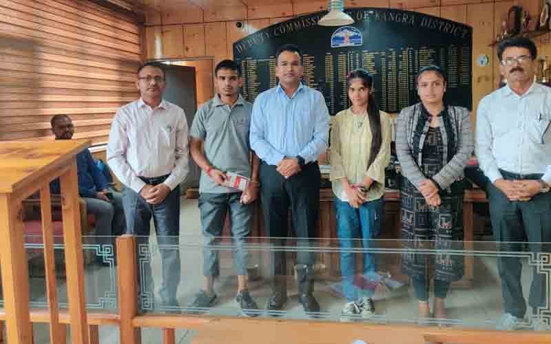 तीन निराश्रित बच्चों को प्रदान की डाकघर खातों की पासबुक