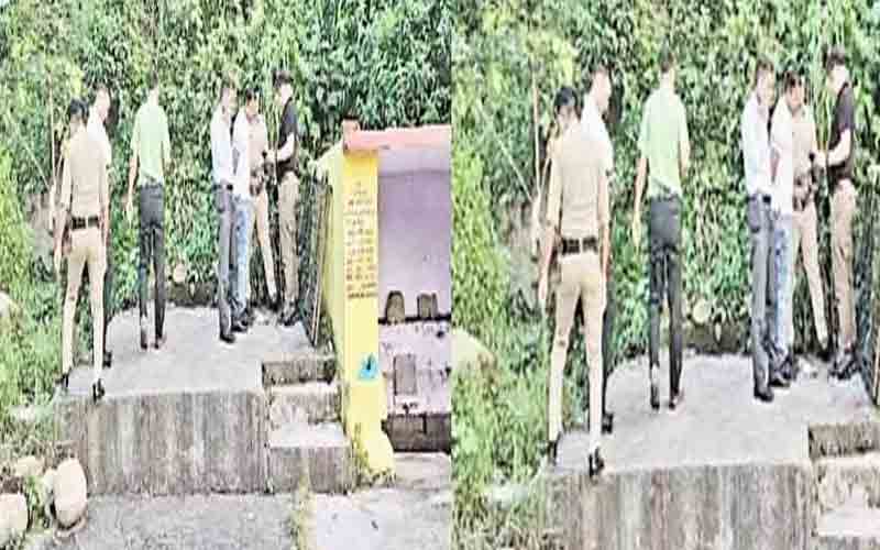 सड़क किनारे से बरामद हुई हथियार और नशीली दवाइयों की बड़ी खेप, मामला दर्ज