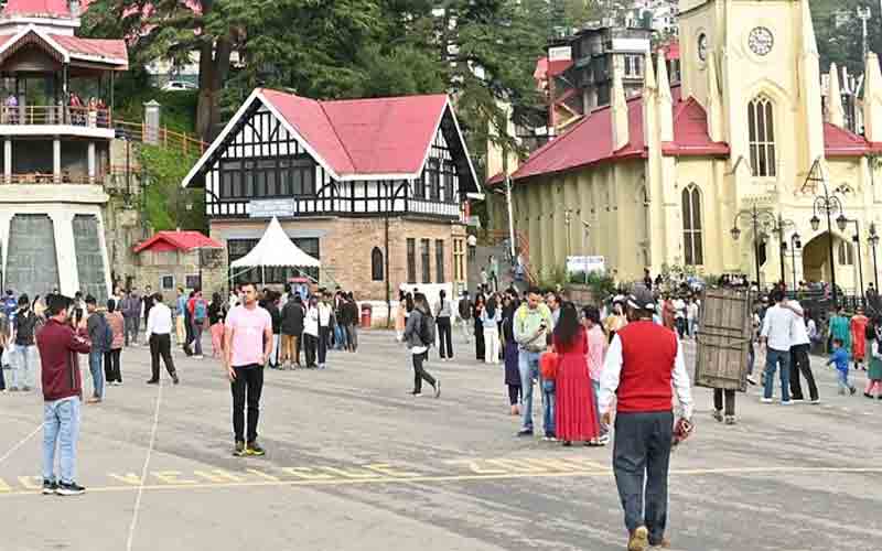 मौसम खराब होने के कारण इस वीकेंड पर कम सैलानी पहुंचे शिमला