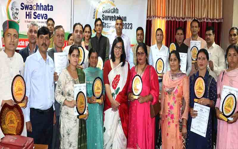 स्वच्छता को लेकर दीर्घकालिक सोच के साथ कार्य करें पंचायतें- निवेदिता नेगी