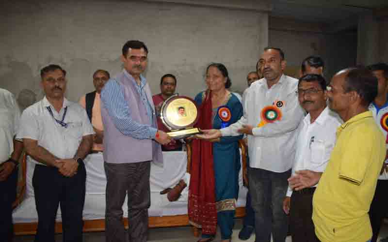 पूर्ण एकाग्रता के साथ लक्ष्य प्राप्ति के लिए प्रयत्न करें युवा- संजय अवस्थी