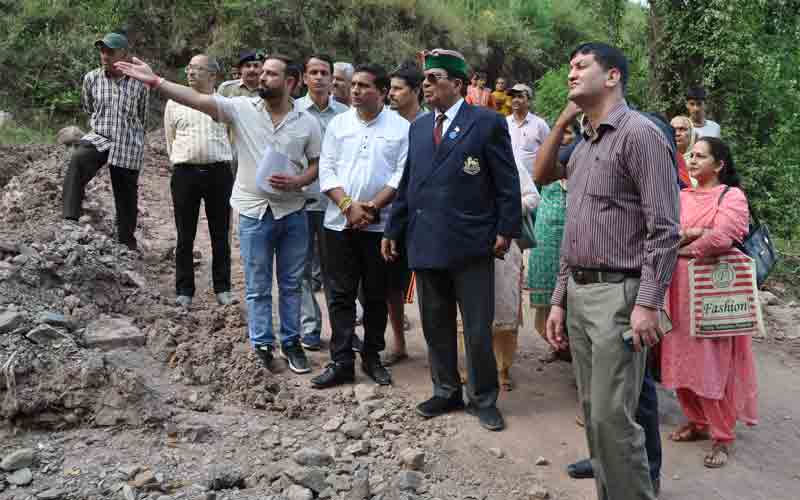 डाॅ. शांडिल ने बडलयाणा गांव मे भारी बारिश के कारण हुए भूस्खलन क्षेत्र का किया निरीक्षण
