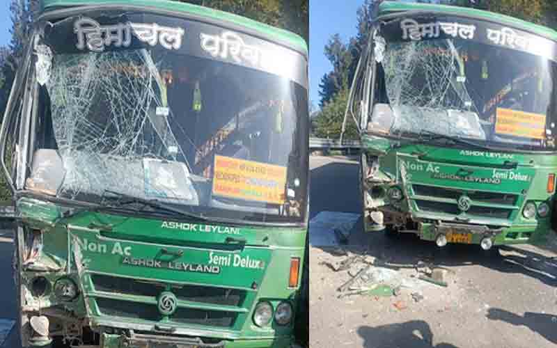 एचआरटीसी बस और ट्रक की हुई जोरदार टक्कर, हादसे में तीन घायल