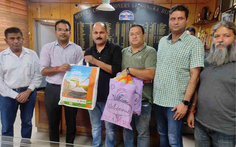 तारापुरी महिला मंडल ने दी राहत सामग्री, 17वें करमापा की ओर आपदा राहत कोष में दिए 10 लाख रुपए