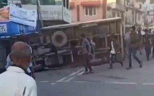 Truck-overturns-on-road-out.jpg