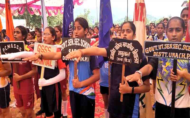 नशा मुक्ति ऊना अभियान में खेल प्रक्रिया को नशे के खिलाफ़ पहली बार शपथ लेकर किया शुरु