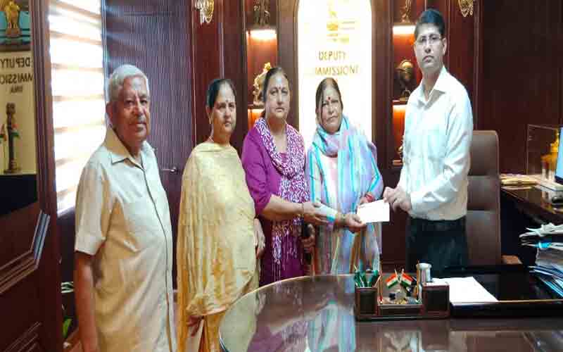 महिला मंडल कुंगड़त ने आपदा राहत कोष में किया इतने रुपए का अंशदान…
