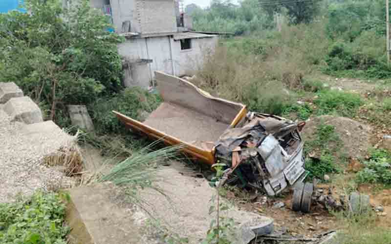 अनियंत्रित होकर डंगे से नीचे पलटा टिप्पर, एक की मौत, एक घायल