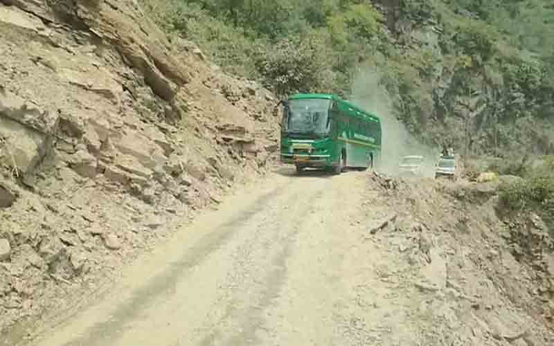 मंडी-कुल्लू रूट पर दो महीनों बाद दौड़ी एचआरटीसी वोल्वो बस, यात्रियों को मिली राहत