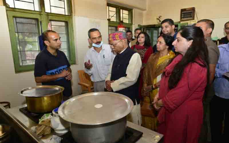 राज्यपाल शिव प्रताप शुक्ल ने बसंतपुर स्थित वृद्धाश्रम का किया दौरा
