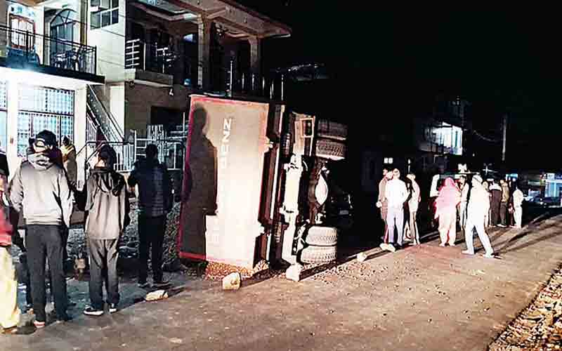 अनियंत्रित होकर पलटा ट्रक, तीन बाइक समेत एक कार हुई क्षतिग्रस्त